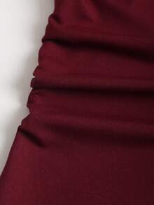 Sweetra 优雅法式浪漫不对称露肩修身喇叭裙摆金属花朵装饰系带腰身休闲性感约会之夜百搭连衣裙 - 酒紅色 - 查看 4