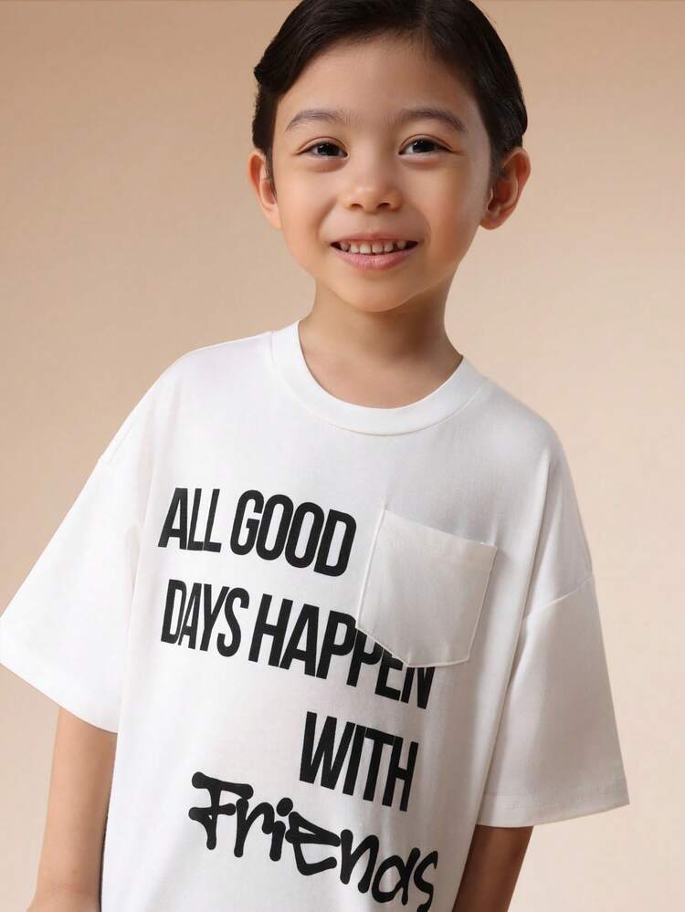 ポケットとテキストプリントのグラフィックTシャツ