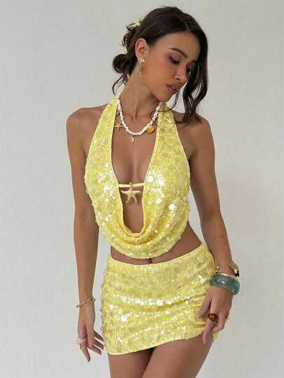 Aloruh Bộ đồ 2 món gợi cảm dành cho nữ của Loruh: Áo croptop cổ chữ V khoét sâu và chân váy mini ôm sát.