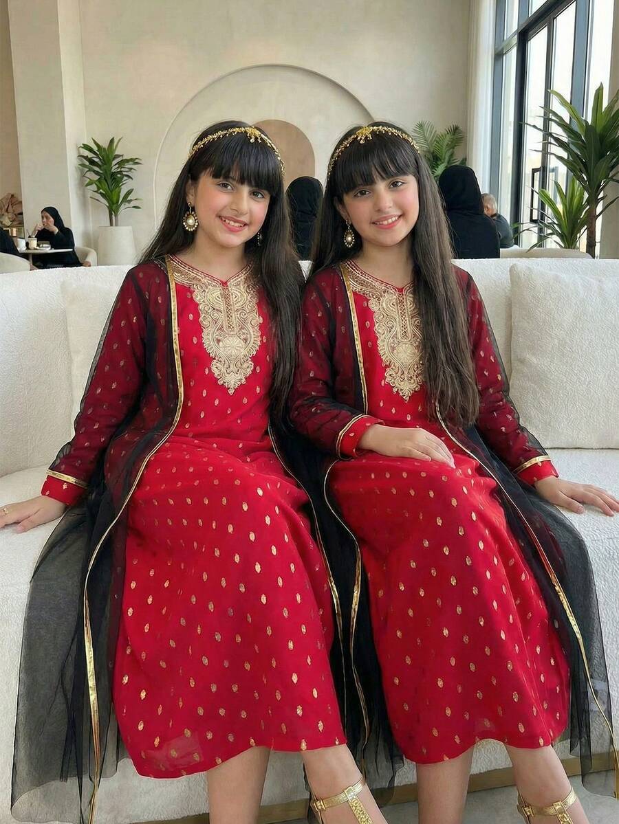 SHEIN 这款中东宫廷风格红色连衣裙套装,采用精致面料,饰以金色刺绣和亮片点缀,尽显奢华传统风范。连衣裙通体饰以金色波点,领口和下摆处点缀着精美的金色刺绣,搭配黑色网纱披肩,更添神秘气息。适合宗教仪式或盛大庆典穿着,轻盈透气,春、夏、秋季皆宜。 - 紅色 - 查看 1