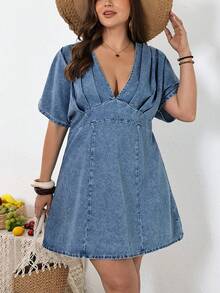 SHEIN CURVE+ Đầm denim xếp ly tay raglan cổ chữ V màu trơn cỡ lớn, thích hợp cho mùa xuân hè, ngày lễ tình nhân, lễ hội, đi làm, nghỉ mát, tốt nghiệp, phong cách Y2K, dễ thương, thời trang đường phố, dự tiệc, đám cưới, thanh lịch, công sở, thường ngày. Đầm denim mini cỡ lớn dành cho nữ, cổ chữ V, tay ngắn kiểu cánh dơi, màu denim bạc màu. - Màu xanh lam - Xem 5