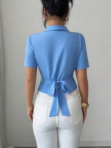 Elenzga 女士立领短袖褶皱不对称金属装饰修身腰部蝴蝶结后背通勤优雅休闲时尚新款蓝色衬衫 - 藍色 - 查看 2