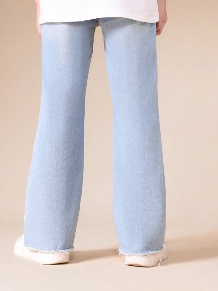 Jeans in denim svasati con pannelli e orlo sfilacciato