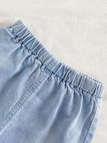 SHEIN Vintaside Kids 女嬰牛仔套裝 - 寬鬆版型荷葉袖牛仔上衣搭配粉色鈕扣裝飾，搭配寬鬆版型彈性腰牛仔短褲。採用輕盈柔軟的棉質牛仔效果面料，時尚女孩必備。適合春夏季穿著、休閒出遊、拍照、派對。秋季新品。 - 淺色水洗藍 - 查看 10
