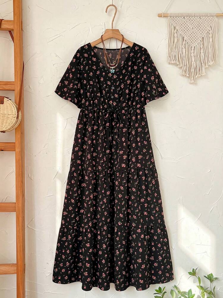 EMERY ROSE فستان كاجوال قصير الأكمام مزخرف بزهور صغيرة للمرأة البدينة، ربيع/صيف - الأسود - مشاهدة 6