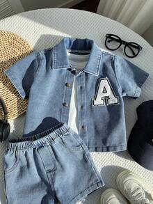 SHEIN 三件套包括：白色字母印花T恤、浅蓝色牛仔短袖开衫、松紧腰牛仔短裤、白色字母图案T恤，适合男宝宝的休闲春夏套装