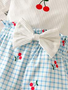 SHEIN Playful Pals 2件套新生女婴圆领荷叶袖露肩樱桃水果印花按扣裆部连体衣+松紧腰蓝色蝴蝶结格子印花灯笼裤短裤，配发带，休闲可爱乡村风套装，适合夏季郊游和度假。 - 淺藍色 - 查看 7