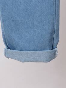 Genkimix Kids 这款男童时尚休闲长袖牛仔套装，采用简约宽松的翻领设计，上衣两侧配有渐变牛仔布口袋，搭配舒适的长裤。适合春秋季日常穿着、上学、旅行和休闲，是一款百搭的基础单品。 - 淺色水洗藍 - 查看 6