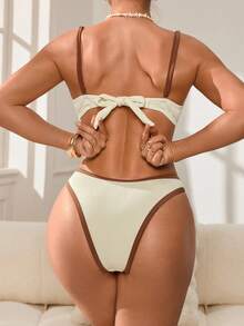 Swim DD+ 这款新款加大码（DD+）支撑提拉比基尼套装专为女性设计，采用奶油色双色纹理面料，搭配棕色撞色滚边和前蝴蝶结装饰，配有带衬垫的软杯文胸，提供最大程度的提拉效果和舒适感，高腰三角裤设计，完美贴合曲线身材，适合海滩、泳池派对、热带度假和度假村等场合。速干弹力面料，是追求时尚、支撑和自信的DD+罩杯女性的理想之选。 - 白色 - 查看 2