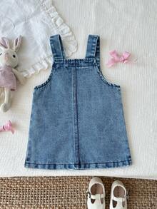 SHEIN Playful Pals 1件女婴浅蓝色水洗牛仔背带裙，带心形口袋和蝴蝶结装饰，休闲时尚的牛仔裙，适合夏季外出、旅行、摄影和各种场合。 - 中等水洗藍 - 查看 3