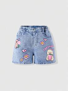 SHEIN ChillGRL 少女水豚卡通印花牛仔短裤，可爱甜美休闲时尚推荐！经典水洗蓝牛仔面料舒适，卡通元素印花图案更加吸睛，高腰弹力腰带搭配仿链条装饰设计，方便穿脱，直筒裤型，修饰腿型。适合日常出行、校园休闲、周末旅行、返校季、假期等各种场合，让孩子的每一天都充满时尚活力！ - 淺色水洗藍 - 查看 6