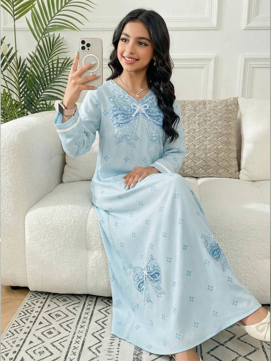SHEIN 柔雾冰蓝色，甜美优雅的公主风蝴蝶结珍珠图案，适合年轻女孩的休闲优雅传统阿拉伯连衣裙，适合春夏日常穿着、节日庆典、外出游玩。优雅时尚的长袖阿拉伯长裙，可作祈祷服，穿着舒适，休闲百搭，尽显度假风情。端庄的卡夫坦长袍，儿童长袍，新款 - 彩色 - 查看 1