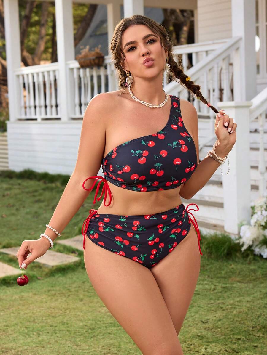 Swim Mod 2026新款加大码女式夏季沙滩度假樱桃印花泳衣上装，甜美性感抽绳收腰不对称肩带设计，甜美可爱加大码泳衣上装 - 黑色 - 查看 1