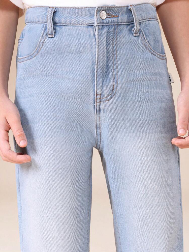 Jeans in denim svasati con pannelli e orlo sfilacciato