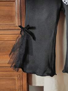 0-3岁男女宝宝经典黑白格子长袖开衫上衣搭配纯黑色长裤套装，时尚百搭，适合外出、休闲穿着和家庭聚会。