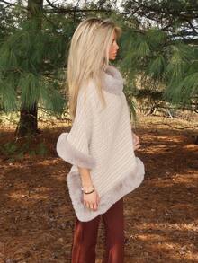 Sydney Algeri 高领毛绒边蝙蝠袖斗篷毛衣，长袖上衣 - 杏色 - 查看 5