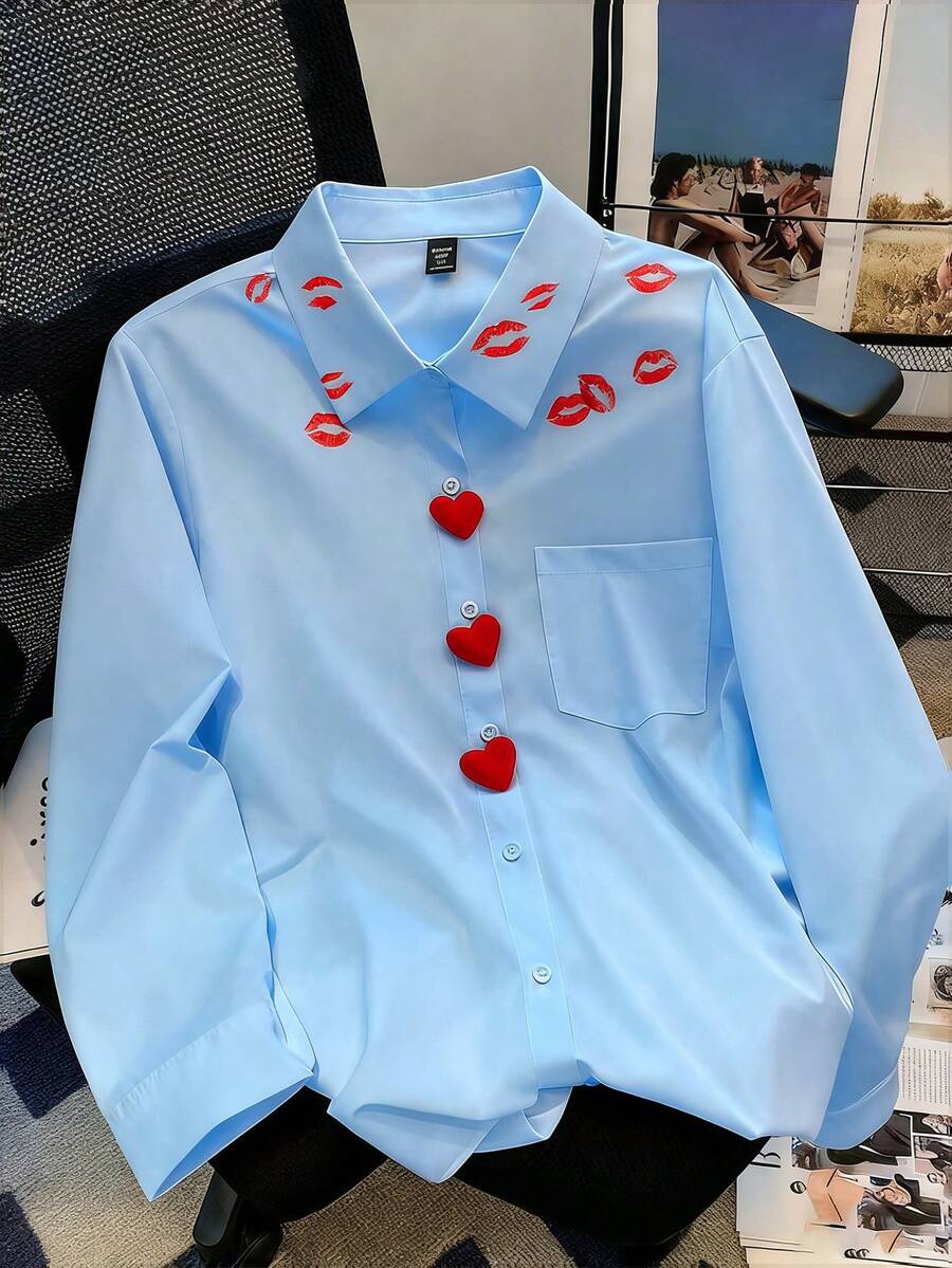 GlowEve CURVE Áo sơ mi dài tay cài một hàng khuy, túi hông, in hình môi, cỡ lớn dành cho nữ. - Màu xanh lam - Xem 1