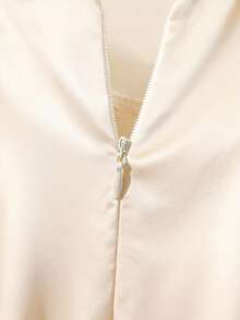 Franclia 女士纯色杏色缎面垂褶领口褶皱腰身褶裥下摆长款连衣裙，珍珠肩带装饰，适合派对、婚礼、约会、日常穿着，简约优雅，杏色缎面连衣裙 - 杏色 - 查看 4