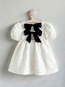 SHEIN Cute Baby Girl Casual Simple Cute Solid Color Jacquard Fabric Color Block Bow Round Neck Puff Sleeve Fitted Waist Princess Dress, Little Dress, First Birthday Gift, Birthday Party, Suitable For Spring And Summer, Chill Vacation, Suitable For Home, Outings, Picnics, And Holidays.