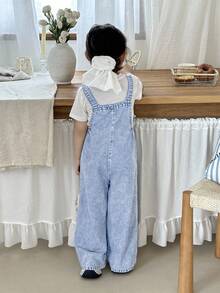 SHEIN Little Byeori 女童立体蝴蝶结蓝色牛仔宽松连体裤，儿童春夏休闲度假乡村波西米亚风服装，女童沙滩装，女童西部街头风服装，春假服装，锐舞派对服装，牛仔连体裤，女童度假服装 - 淺色水洗藍 - 查看 2