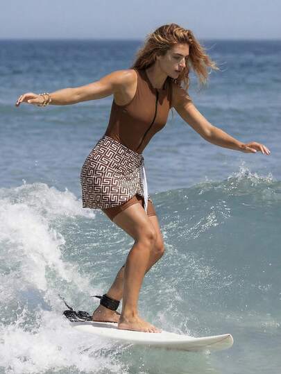 Swim SPRTY 女士优雅精致保守连体泳衣，采用复古硬币印花设计