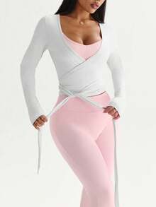 Sovereign Charm 三件套女士运动套装，包括长袖T恤、可调节吊带背心和高腰喇叭裤，适合日常休闲穿着、跑步、瑜伽、健身、网球等各种运动，四季皆宜。 - 彩色 - 查看 8