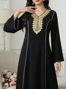 SHEIN 少女黑金丝带流苏春夏度假风金色蕾丝宽松撞色长袍，中东阿拉伯风格，适合国庆节穿着。 - 黑色 - 查看 2