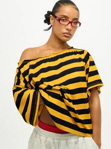 SUMWON Áo thun kẻ sọc trễ vai cỡ lớn với vạt áo bất đối xứng và chi tiết thắt nút, thích hợp cho trang phục mùa hè thường ngày. - Nhiều màu - Xem 1