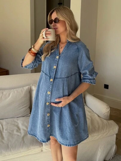 SHEIN Vestido vaquero de maternidad casual con botones delanteros y cuello entallado, ideal para primavera a verano, Día de San Valentín, carnaval, ir al trabajo, vacaciones, graduación, estilo Y2K lindo, fiesta, boda, elegante y casual. Vestido de maternidad de corte evasé con cuello en V, botones delanteros y mangas 3/4 recogidas.