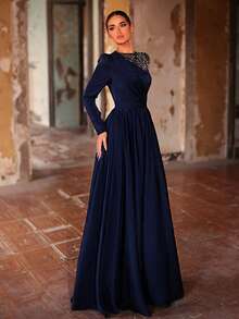 Aureia Đầm dài tay cổ tròn màu xanh hải quân thanh lịch, chất liệu satin đính sequin, phối nhiều mảnh vải, xếp ly phía trước, thắt lưng giả và chân váy chữ A rộng, phù hợp cho mọi dịp trang trọng, kín đáo nhưng vẫn mới lạ và sang trọng, thích hợp cho tiệc cưới, dạ hội cao cấp, dạ hội Trung Đông, tiệc tối trang trọng. - Màu xanh hải quân - Xem 7