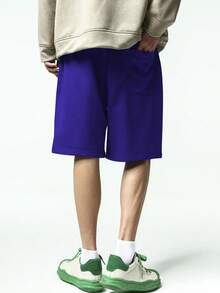 Manfinity Hypemode Quần short nam màu xanh dương đậm, có chi tiết chữ cái và dây rút, cạp chun, quần short nam dáng rộng, quần short phong cách đường phố, quần short hai lớp. - Màu tím - Xem 2