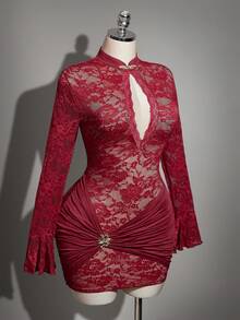 SHEIN ICON 大码Y2K深V领优雅蕾丝连衣裙，荷叶边喇叭袖修身蕾丝旗袍，适合新年派对、中国新年、新年装扮、宴会、聚会、约会等场合 - 酒紅色 - 查看 4