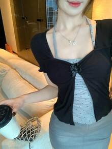 DAZY Camiseta casual de mujer de manga corta con bajo con volantes y bloqueo de color en contraste, estilo femenino - Negro - Ver 2