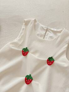 SHEIN Robe d'été beige à col rond sans manches pour jeune fille, avec une forme de bouton de fleur à bulles, dans un style doux et princesse avec un fort sens du design. Le tissu tressé est d'épaisseur modérée. Les badges de fraises décorés sur la robe sont mignons et adorables. La forme de bouton de fleur à bulles convient aux visites quotidiennes dans les champs de fraises, aux tenues de mariage, aux vêtements d'anniversaire, à la détente à la maison et à la lecture de livres d'images. Assister à une fête - Nude - Voir 8