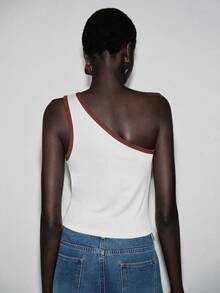 SHEIN Unity Top corto asimétrico de hombro con contraste de color, camiseta de punto ajustada y sexy que deja ver el abdomen, diseño único de top de tirantes para mujer en verano - Blanco - Ver 2