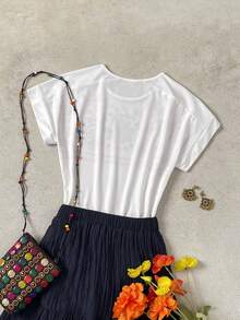 EMERY ROSE 白色休闲短袖T恤，女士款，刺绣花卉图案，圆领，常规长度；白色节日上衣；白色波西米亚风上衣；墨西哥风衬衫；女士刺绣上衣；女士花卉刺绣上衣；彩色刺绣上衣；女士服装；女士上衣和衬衫；女士上衣；夏季可爱女士夏季服装；波西米亚风服装；夏季女士上衣 - 白色 - 查看 2