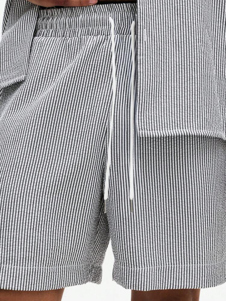 Conjunto de camisa listrada com botões e shorts