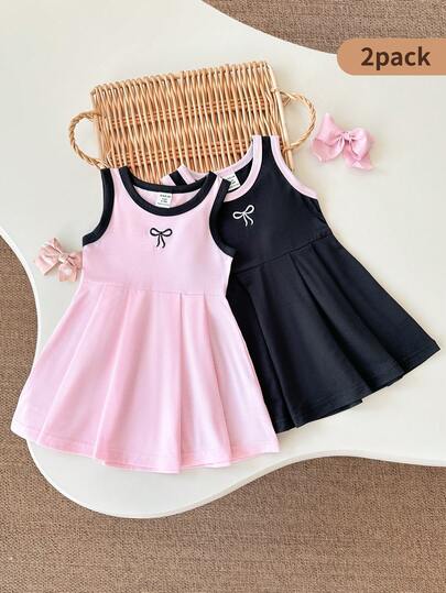 SHEIN Playful Pals 2件套女婴圆领无袖连衣裙，饰有蝴蝶结刺绣，可爱休闲收腰迷你连衣裙，粉色和黑色撞色设计，适合夏季外出、旅行和拍照。