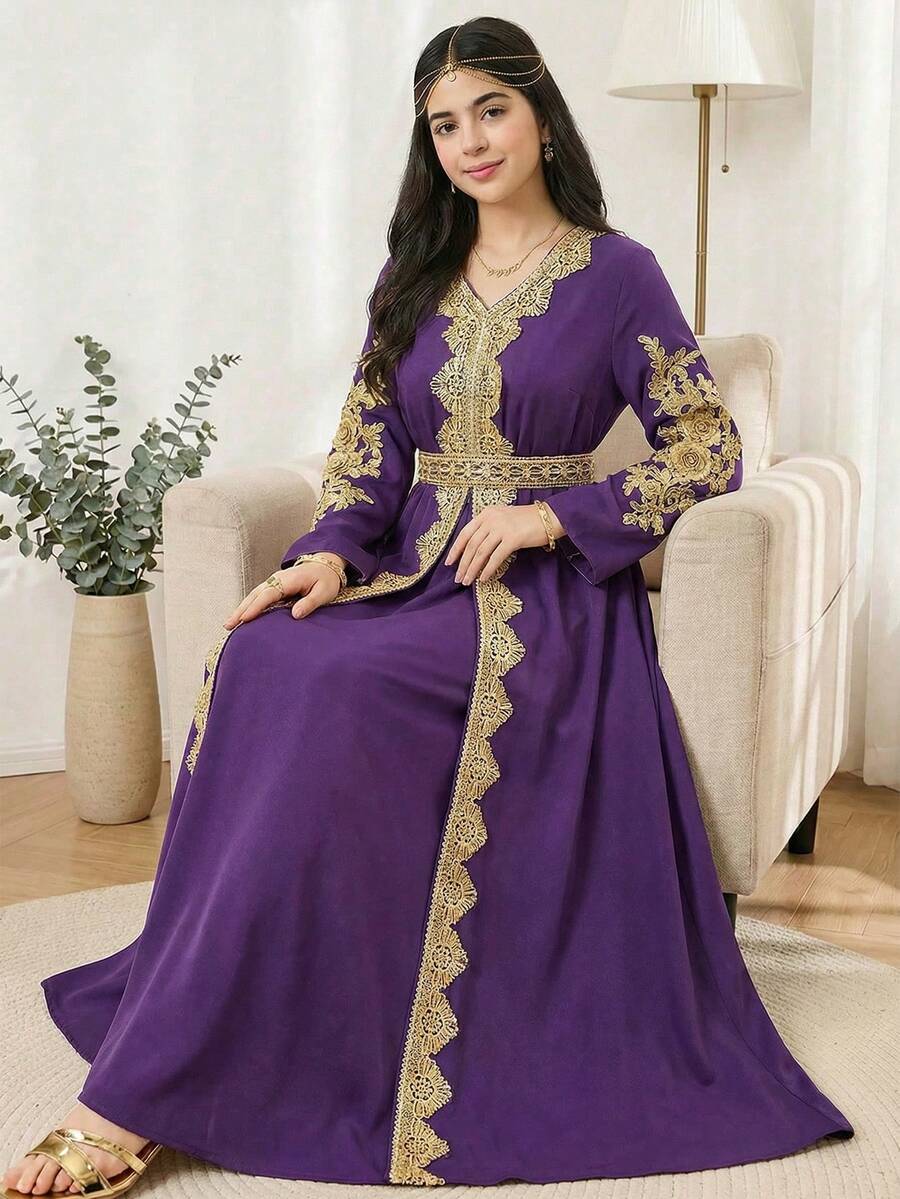 少女传统阿拉伯长裙，长袖，纯色，优雅宽松版型，金色蕾丝刺绣饰边，V领，花朵贴花喇叭袖，腰部系带蝴蝶结，端庄得体。 - 紫色 - 查看 1