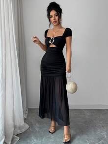 SHEIN Unity 这款修身连衣裙适合约会、正式晚宴、派对等场合。胸前的镂空设计打破了纯黑色的单调，垂褶的裙摆在行走间增添了灵动之感，百搭的黑色调适合所有肤色。 - 黑色 - 查看 1