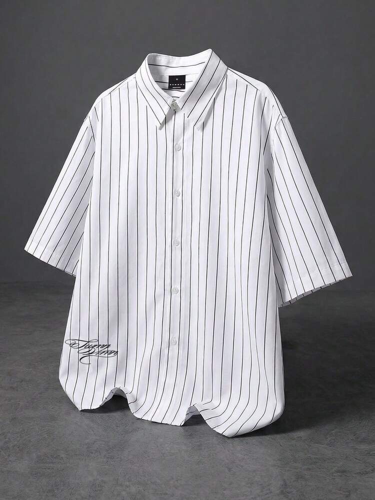 Chemise boutonnée à rayures verticales et manches courtes