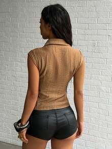 Jeanoix Áo sơ mi nữ màu trơn, cài một hàng cúc, tay áo bo gấu, dáng ôm. - màu nâu - Xem 3