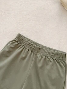 SHEIN 男婴夏季卡通动物印花圆领无袖背心搭配纯绿色短裤两件套，纯白色底色上印有丛林动物图案，简约、舒适、活泼可爱，针织面料，合身，侧边绿色贴袋增添实用细节，非常适合参观野生动物园、参加亲子自然考察之旅、户外探险、居家穿着以及欢乐的派对时光。 - 綠色 - 查看 6