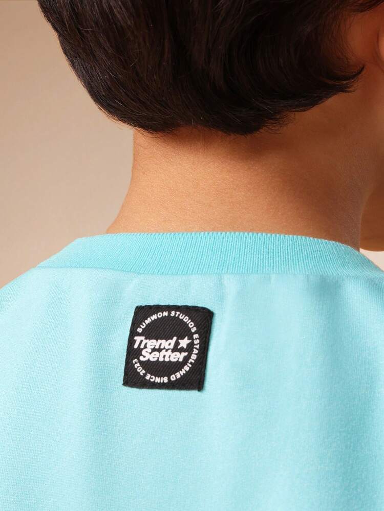 Hellblaues Rundhals-T-Shirt mit grauen Shorts