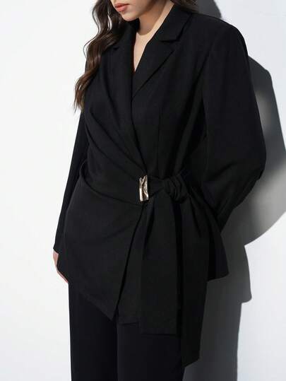 Maija 2026春夏新款大码黑色西装外套，不规则侧边系带金属扣设计，裹身式休闲商务办公女装，宽松舒适，现代优雅都市浪漫高贵复古风，适合婚礼宾客、生日、商务、休闲、约会、派对、情人节等场合。