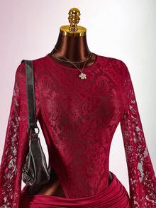 Amplova Bộ 2 món ren khoét lưng gợi cảm, bodysuit tay loe lưới mỏng kèm chân váy quấn, thích hợp cho các buổi hẹn hò, mùa thu/đông - Màu Đỏ Sâu - Xem 5