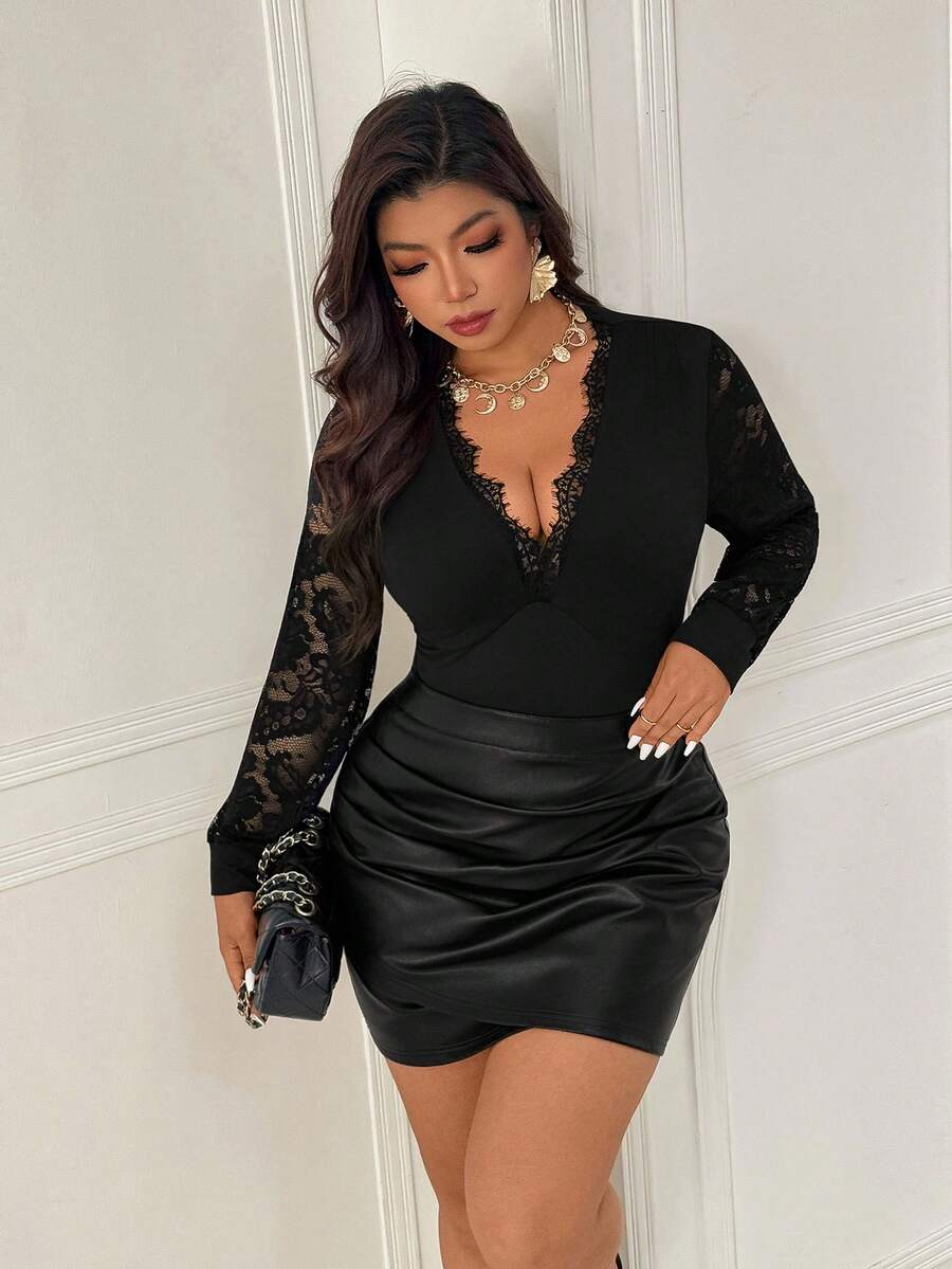 Femmeverse Plus Size Women's Fashionable Sexy Lace Patchwork, Ruffle Trim, V-Neck Solid Color Bodysuit