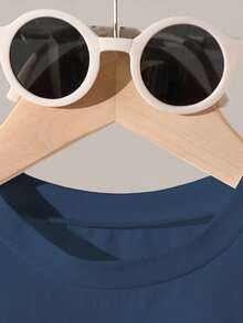 SHEIN Mirajuku 6件套幼儿男童休闲圆领短袖T恤短裤套装，藏青色和灰色拼接上衣配藏青色短裤*1，藏青色条纹*1，藏青色上衣配灰色短裤*1，适合户外运动和日常穿着，春夏秋季皆宜 - 彩色 - 查看 4