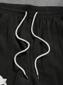 Sport MetroGents Quần thể thao nam in chữ, có dây rút ở eo và túi - màu đen - Xem 3