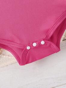 SHEIN Playful Pals 女婴极简字母印花连体衣，洋红色，适合春夏穿着